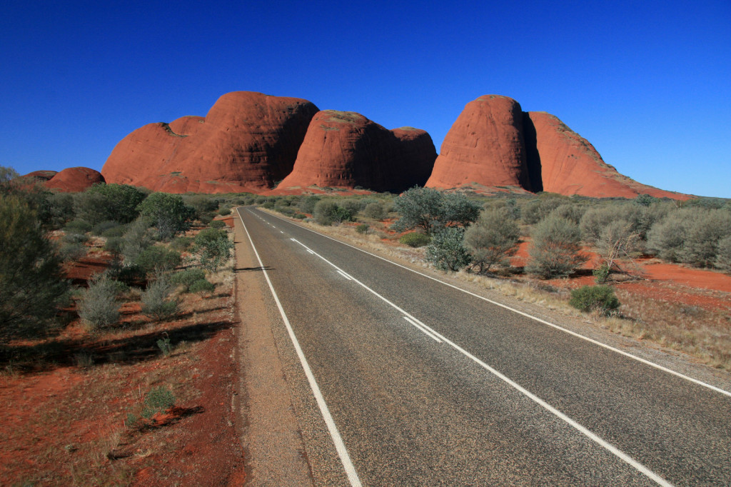 Awesome Australian 2WD Road Trips: Alice Springs to Uluru (Ayers Rock) on the Stuart Highway bit.ly/40MldRF