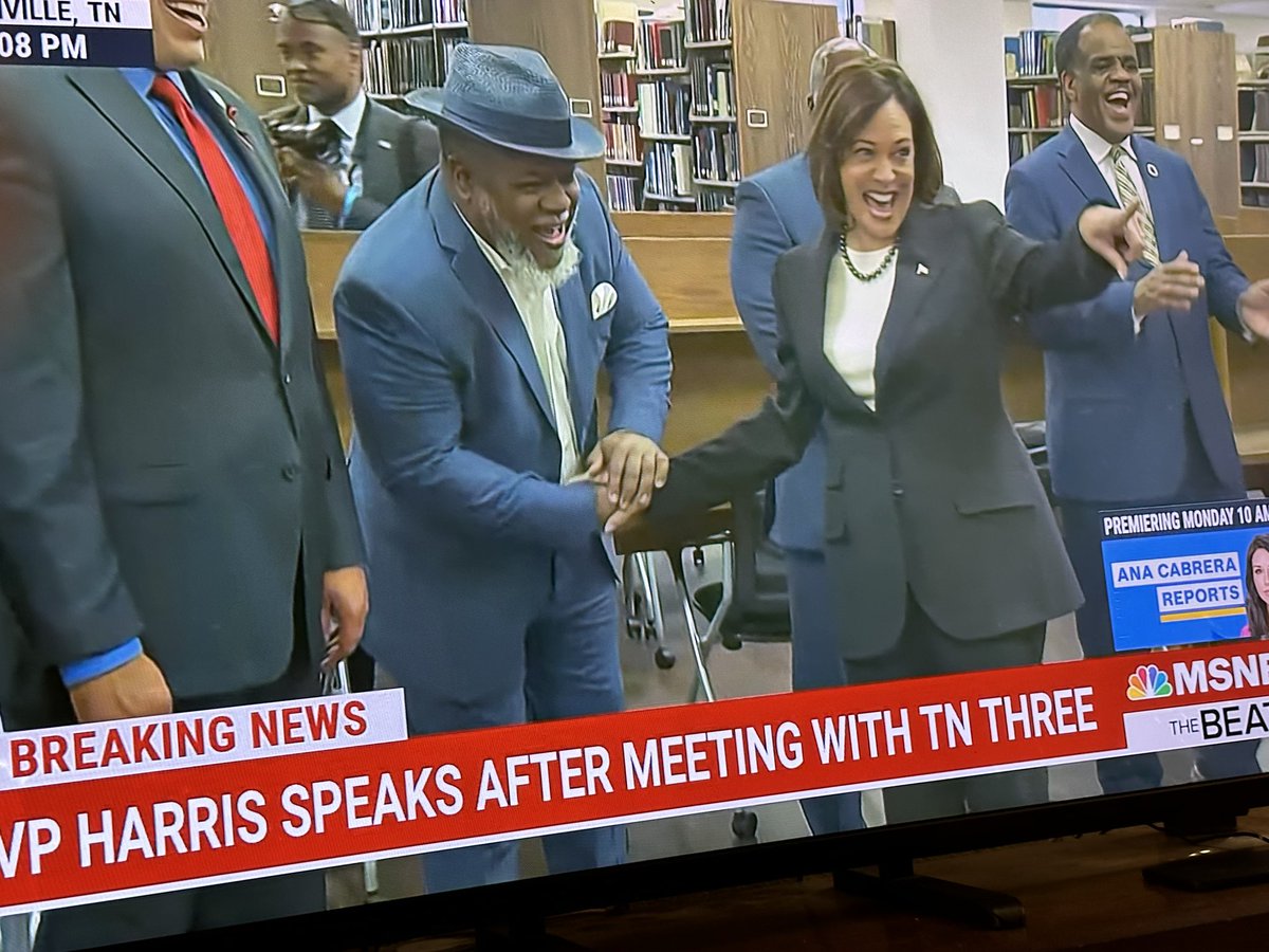 goRubenRuben's tweet photo. Oralé Vice President Kamala Harris is in Tennessee to meet with unconstitutionally expelled Representatives. Vamonos
She Se Puede @VP @POTUS #LifeNotGOP #TenneseeThree #GeneralElectionN0W #DragMarch https://t.co/HdusF8zsXu