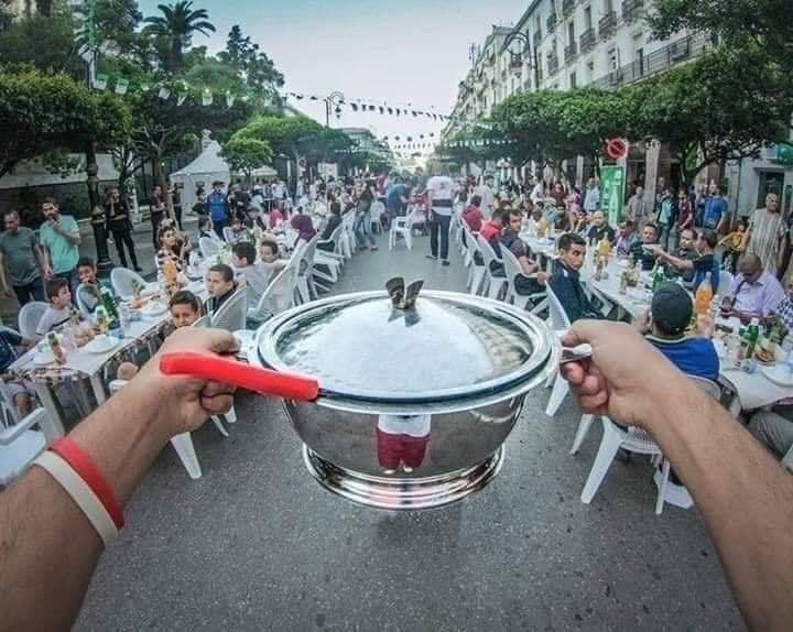 derradjihafid's tweet photo. العائلات الجزائرية في العاصمة تلتقي يوميا في موائد إفطار جماعية فيها الكثير من الحب والمودة، تزيد توطيد اللحمة بين أبناء بلدي في هذا الشهر الفضيل .. https://t.co/rNC5cYLJit