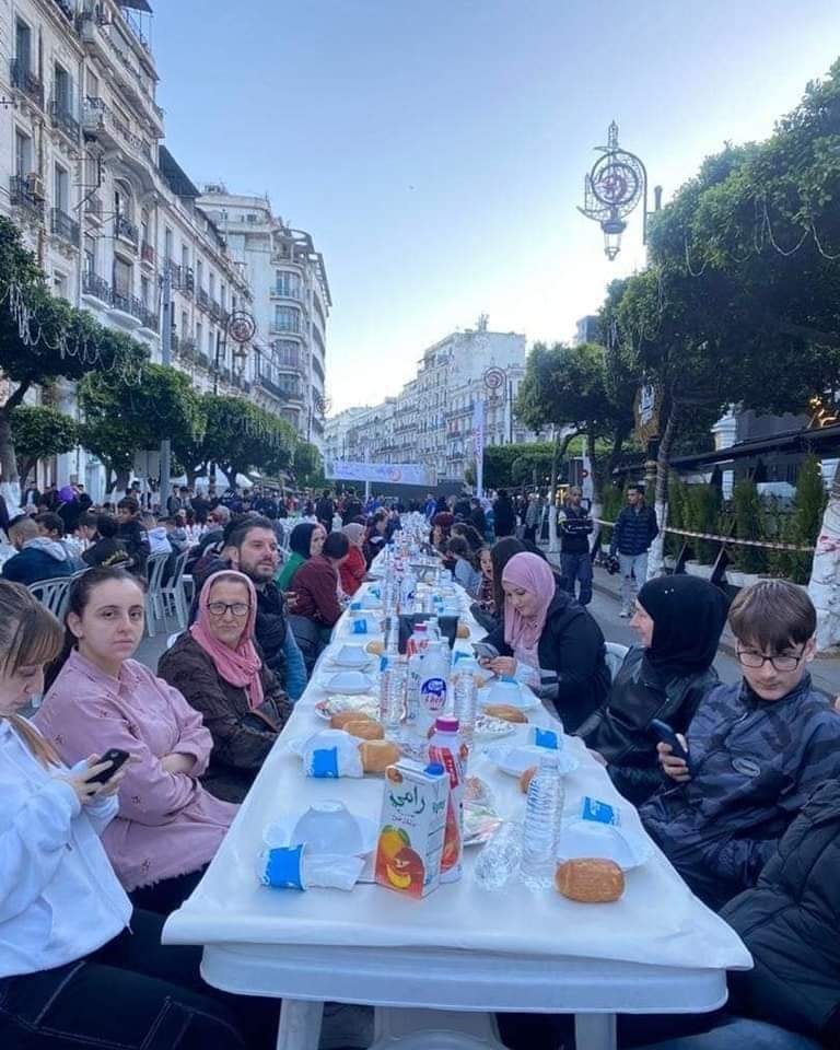 derradjihafid's tweet photo. العائلات الجزائرية في العاصمة تلتقي يوميا في موائد إفطار جماعية فيها الكثير من الحب والمودة، تزيد توطيد اللحمة بين أبناء بلدي في هذا الشهر الفضيل .. https://t.co/rNC5cYLJit