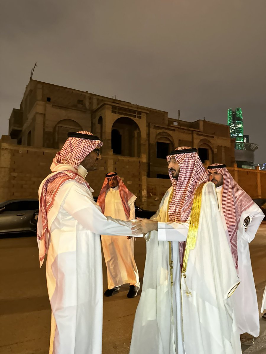 sa_prnce's tweet photo. في اخر ظهور لسمو سيدي الامير #عبدالله_بن_بندر وهو يقدم واجب العزاء لاحد زملائه السابقين ثامر الشتوي في وفاة ابنه. https://t.co/tkjjEHkizl