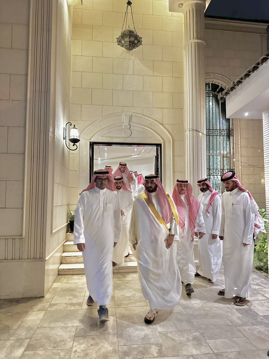 sa_prnce's tweet photo. في اخر ظهور لسمو سيدي الامير #عبدالله_بن_بندر وهو يقدم واجب العزاء لاحد زملائه السابقين ثامر الشتوي في وفاة ابنه. https://t.co/tkjjEHkizl