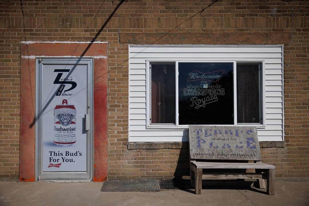 notleyhawkins's tweet photo. Terri's Place in Mound City, Missouri. Photography by Notley Hawkins. #missouri #downtown #building #architecture #bar #tavern #budweiser #beersign #sign #architecture #bardoor #bench #smalltown #midwest #moundcity #notleyhawkins https://t.co/0Q04g25Pmg