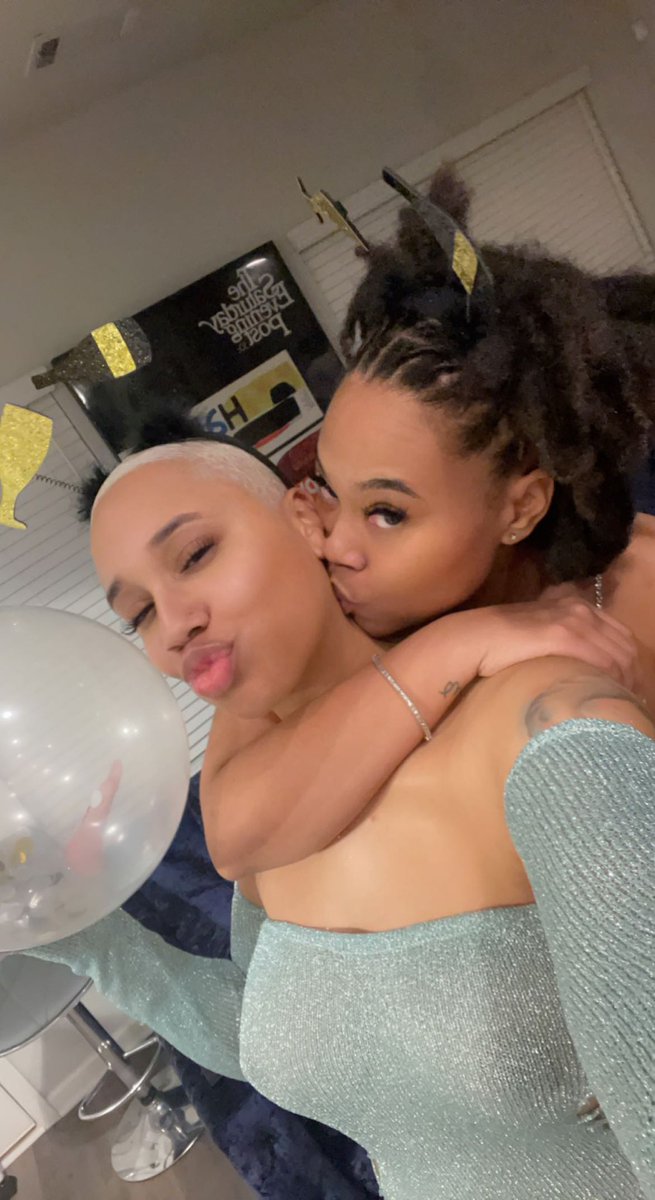 red. on Twitter "Fine fem 🤝🏽 fine d*ke 🤝🏽 fine fem"