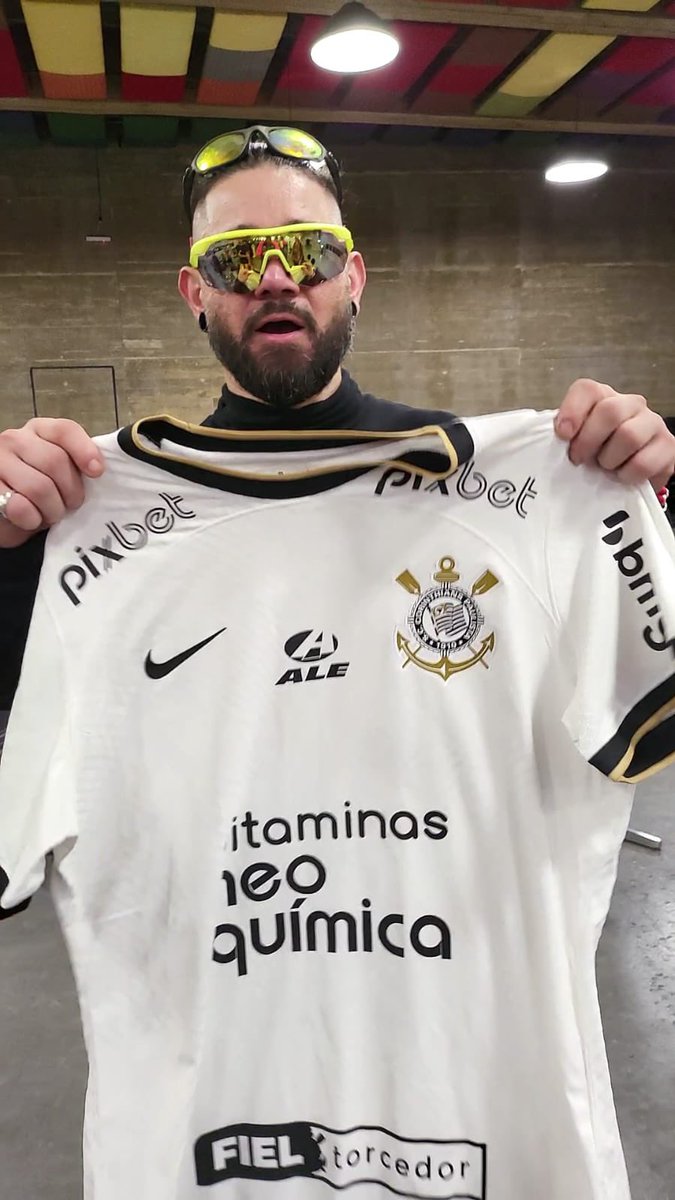 Corinthians's tweet photo. O brabo @Skrillex é da Fiel! ⚫⚪

#VaiCorinthians https://t.co/DAryLAh5UO