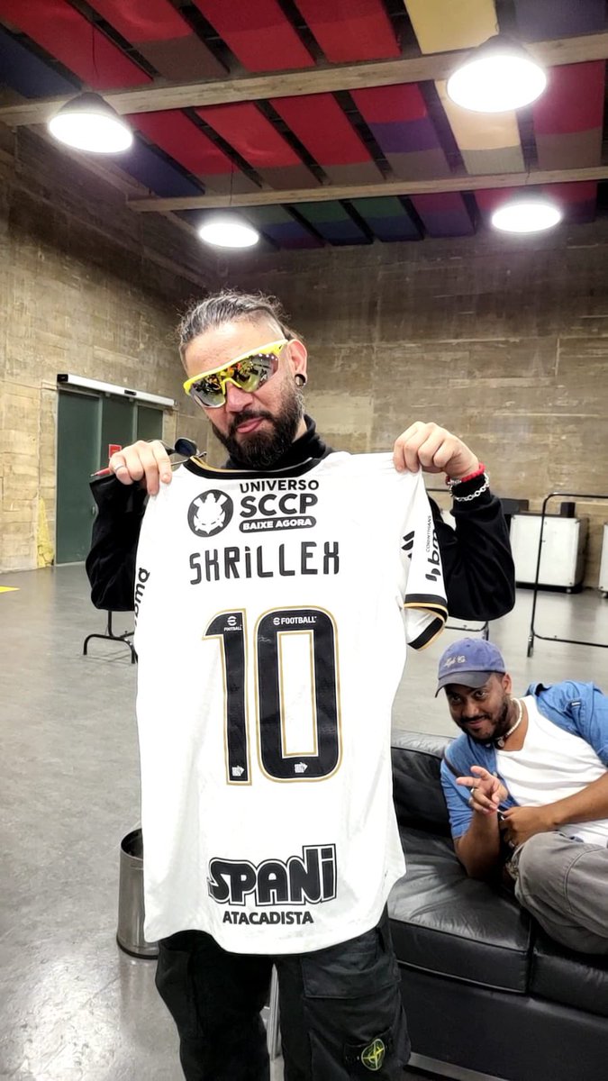 Corinthians's tweet photo. O brabo @Skrillex é da Fiel! ⚫⚪

#VaiCorinthians https://t.co/DAryLAh5UO