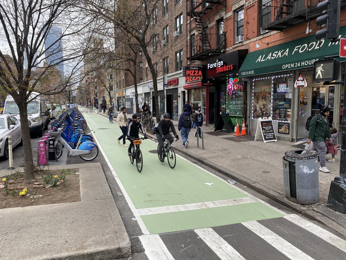 pedalibre's tweet photo. Carriles bici anchos en Nueva York para asegurar el carácter social de la bici (circulación en paralelo), las bicis de cargo y un número creciente de ciclistas
🚴‍♀️🚴‍♂️🚴‍♀️🚴‍♂️
https://t.co/MgD8ltawHJ https://t.co/DkMpcUzrpO