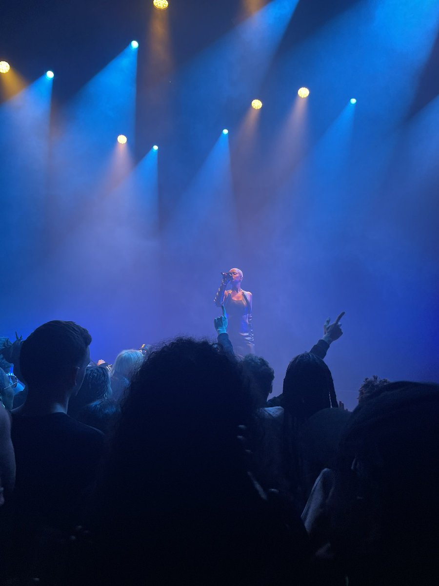 Finally got to see <a href="/kelelam/">Kelela</a> in London tonight and sing ALL their lyrics back 🥹 THE STAGE PRESENCE. #kelela #outernet #raven