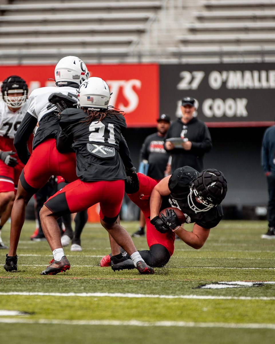 GoBearcatsFB's tweet photo. 𝐌𝐀𝐊𝐈𝐍𝐆 𝐏𝐋𝐀𝐘𝐒 #Bearcats https://t.co/3cpjhBhaYk