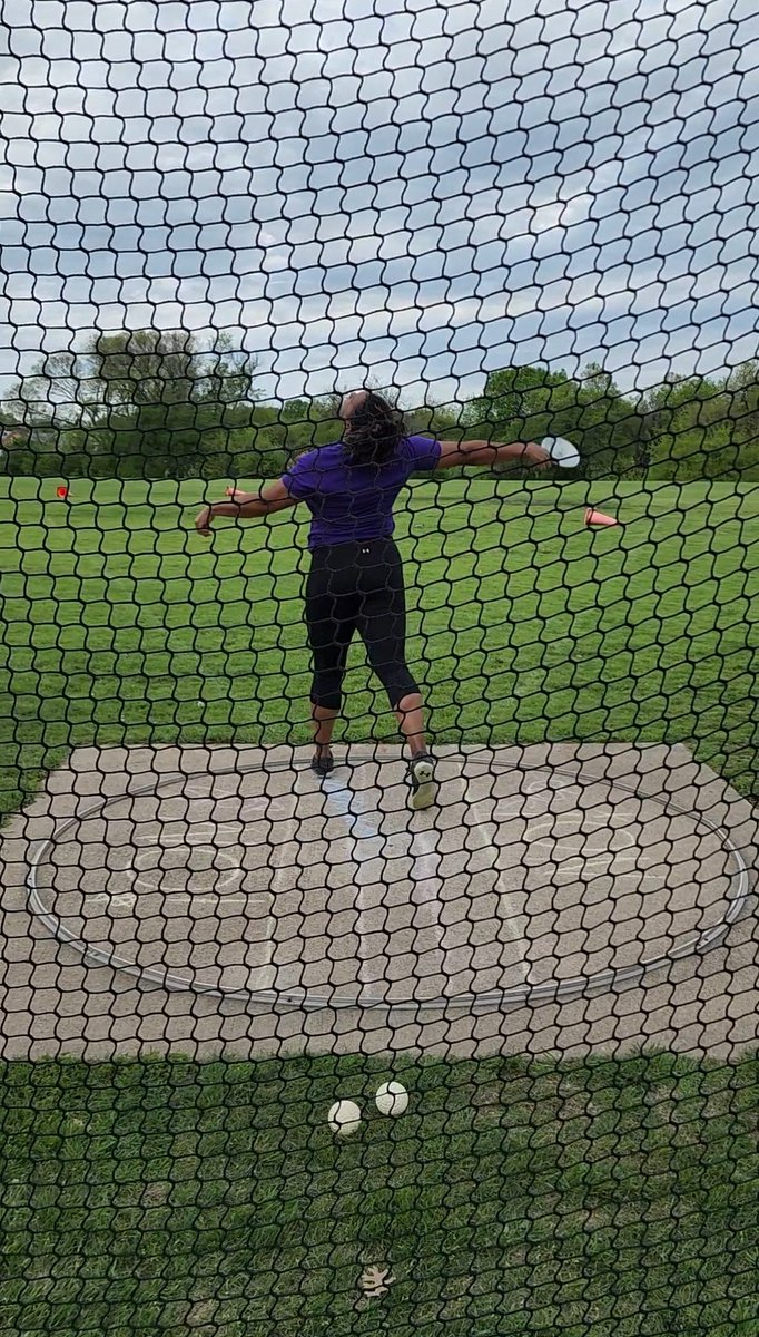 ThrowSumthin's tweet photo. Hard to watch the discus when your head and chest are UP!

#OnlyJobThrowFar
#DontWatchIt
#EyesToTheSky https://t.co/gUwpA0t5NV