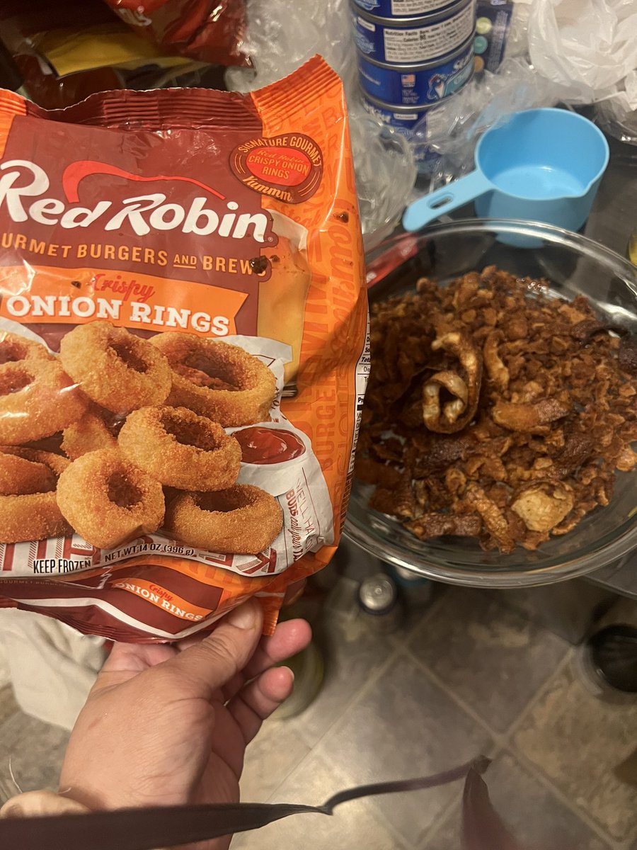 VMakeup's tweet photo. @redrobinburgers came out w frozen onion rings I can make at home but they turned out SOOO disappointing! This is how they come out of our air fryer! Like $5 on nothing, they went straight into the trash . #badbusiness https://t.co/BMJ5AfMIuK