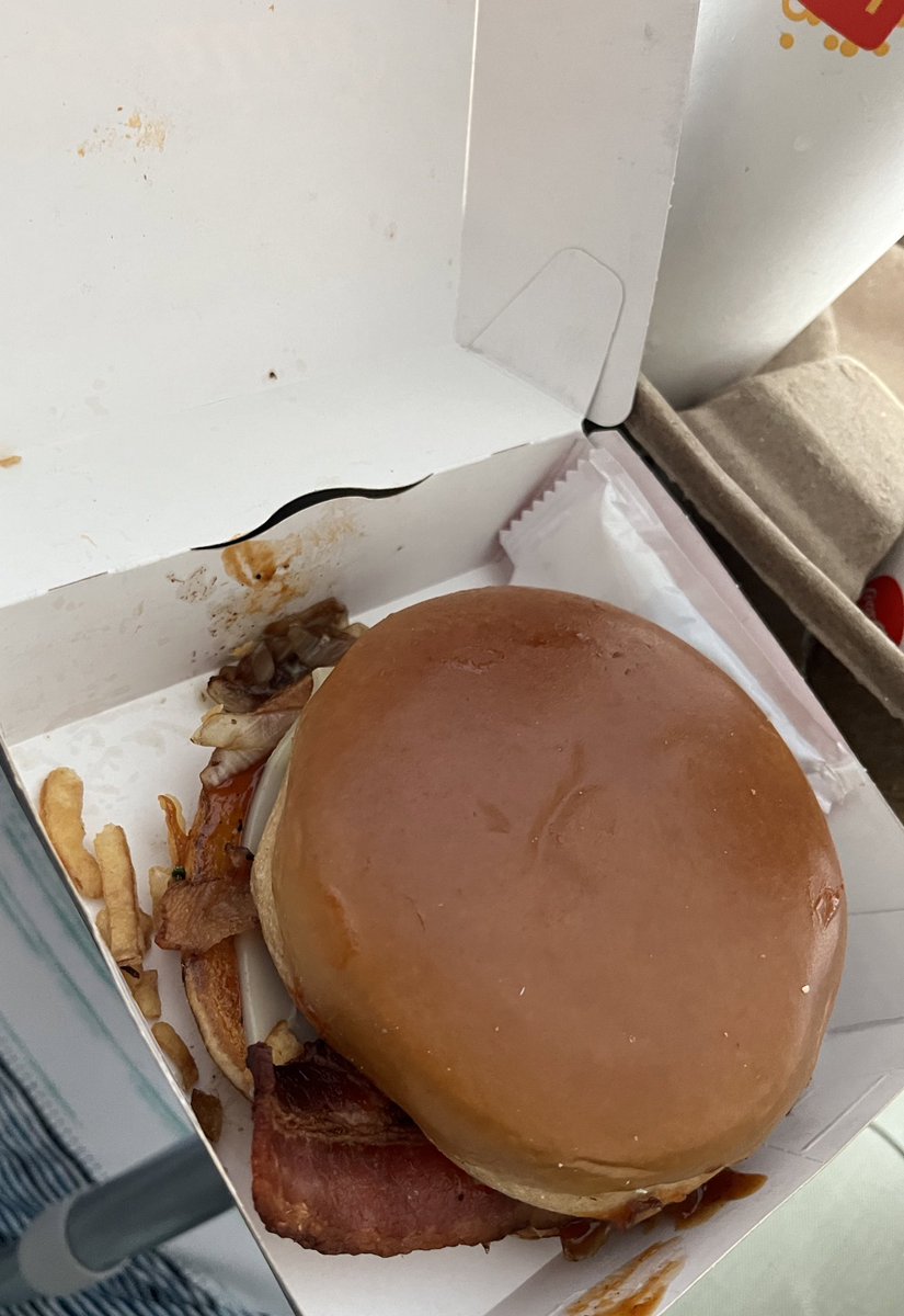natsuemof's tweet photo. La leyenda es cierta 😰. Entiendo que sea Semana Santa pero ¿es enserio hamburguesa sin carne?! @McDonaldsMexico #McDonalds https://t.co/3D7aeNcFoZ
