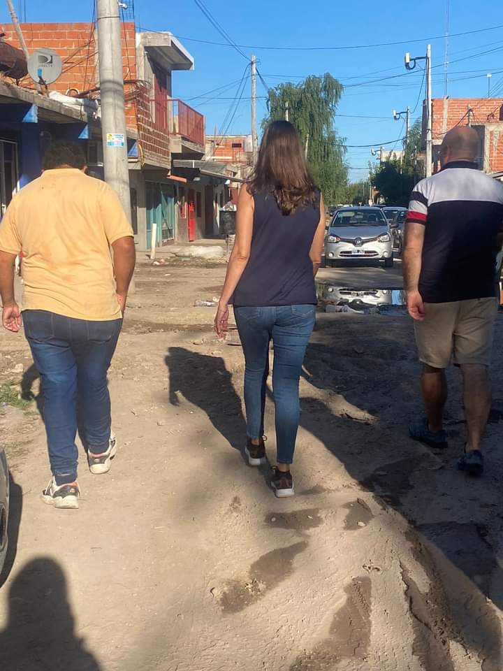 UCRAdelanteSM's tweet image. | #escuchar , #entender y #explicar |

Cuando las promesas de obras no llegan, el día a día de los vecinos se hace cada vez más difícil.
Necesitamos un Estado presente para todos  los sanmartinenses
Es tiempo de #uncambioradical. Es #Ahora
#Verónica ❤, una Mujer para #SanMartín