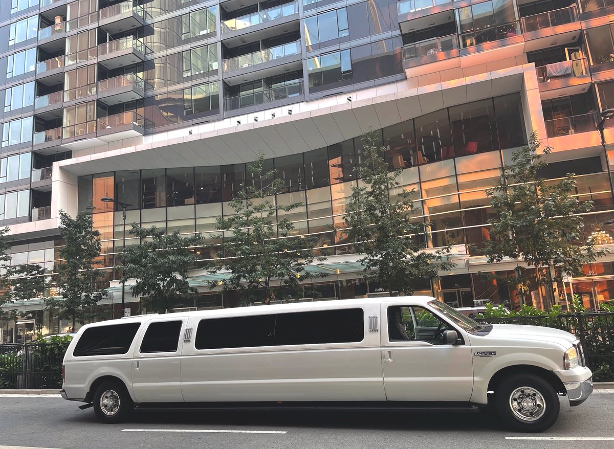 We love our job, always surrounded by Vancouver's beautiful skyscrapers!

#Vancouver #downtown #vancouverlimo #royallimo #downtownvancouver #skyscrapers #weloveourjob #downtowndriving #limoinvancouver