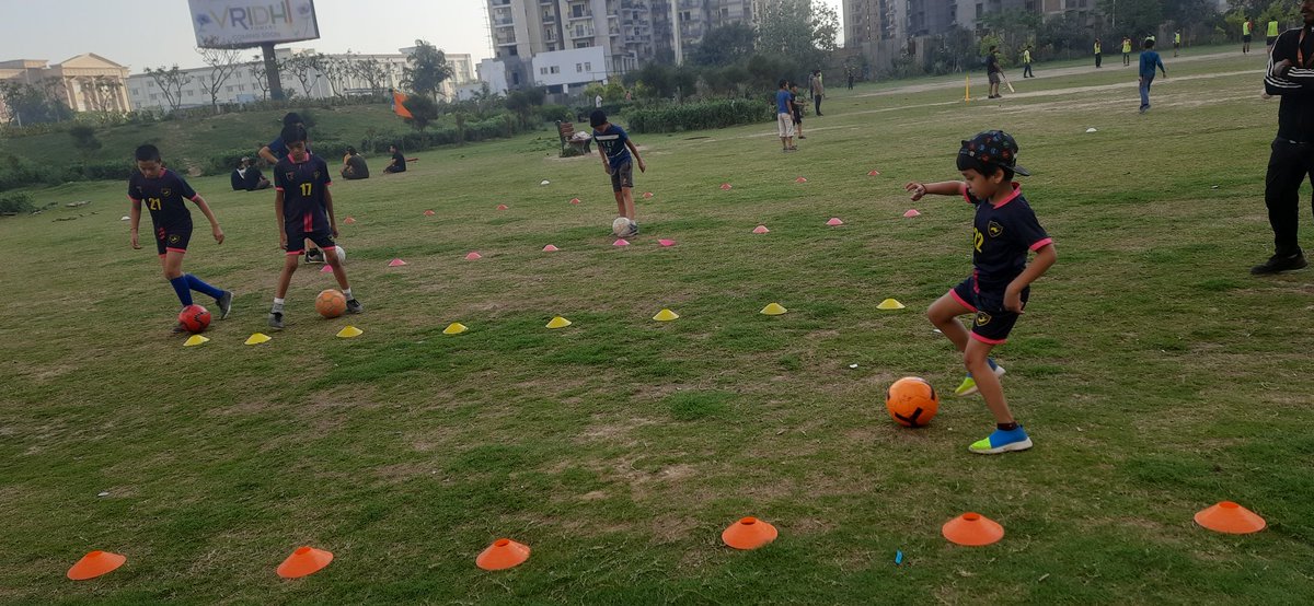 mcyrail's tweet photo. अथार्टी पार्क सेक्टर 16, बना फुटबाल ग्राउंड, योग करनेवाले सीनियर सिटीजन, घूमने वालों और फुटबॉल खिलाड़ियों में आये दिन विवाद‌, तनाव की स्थिति। घास और पेड़ पौधों को भारी नुक्सान पहुंचा रहे हैं । ग्रेटर नोएडा हार्टीकल्चर से बारंबार शिकायत पर कार्रवाई नहीं।
@OfficialGNIDA https://t.co/pjGUkQYsZD