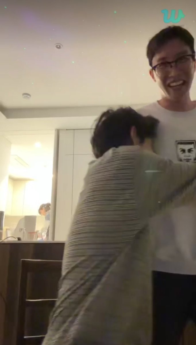 izesy_tk's tweet photo. พลาดไลฟ์เพราะหลับอีกแล้วกู แต่ตอนน้องแทกอดพี่โฮปน่ารักมาก😭😭😭😭 https://t.co/2OduiR2SyU