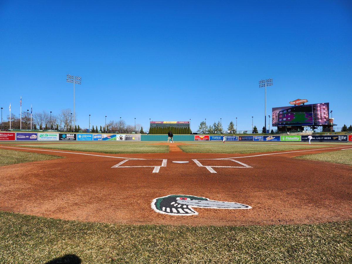 GLGroundsCrew's tweet image. And here.....we.....go! Opening Day is here! #GroundsCrew #LoonsBaseball #DiveIn