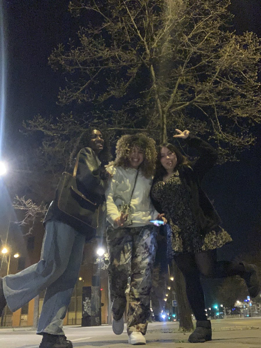 eatzerich's tweet photo. #bestfriends #studiesfirst https://t.co/e3DMn6KQsS