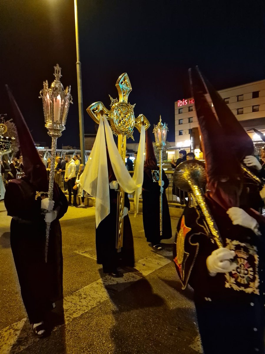 EMT_Malaga's tweet photo. #ViernesSanto 🕯️
@TrasladoSoledad 🔴⚫️🔵
por Pasillo Santa Isabel
#CofradiasMLG @cofradiasmalaga #SemanaSantaMálaga2023 #infotronos #Traslado #TrasladoSoledad #SantoTraslado #SantoTrasladoMálaga https://t.co/hv2pxmtQ6o