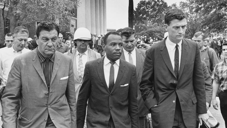 SteveBob's tweet photo. Steve Bob coming to you with imprtant news! PRESIDENT JOHN F KENNEDY sent out 5,000 SOLDIERS to help JAMES MEREDITH,a Black man! James Meredith was finally able to attend the UNIVERSITY of MISSISSIPPI. Sadly,His attendance piqued people and they attempted to block his way. https://t.co/P4qdmMzLSK