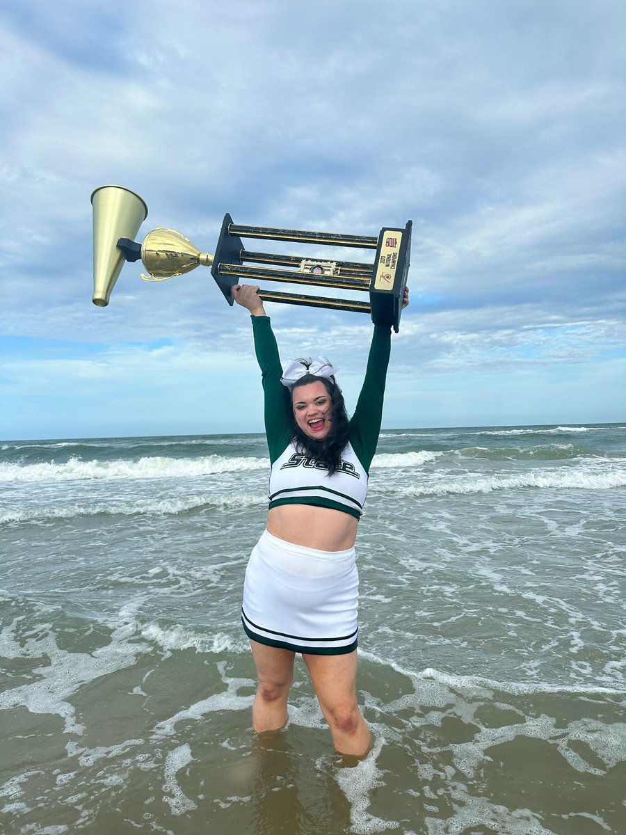 evieyin's tweet photo. IM A COLLEGE NATIONAL CHAMPION!!! https://t.co/vrXemGywPy