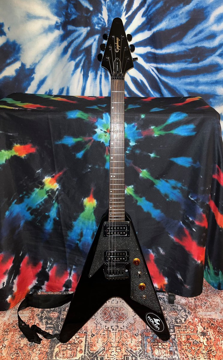 FLYING V FRIDAY !!  Show off your girls !!  My 1989 FLY-V-MBK Epiphone w/ original Gibson truss cover, neck thru body electric guitar #flyingv #epiphone #gibson #gibsonguitars #epiphoneguitars #guitarplayer #metal #fuzzrock #doom #stonerrock #vintage #80s #guitar #electricguitar