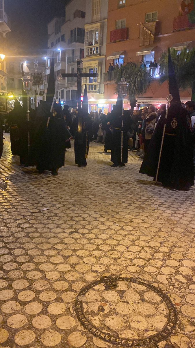 EMT_Malaga's tweet photo. #ViernesSanto 🕯️
@Sepulcromalaga ⚫️
por Duque de la Victoria
#CofradiasMLG @cofradiasmalaga #SemanaSantaMálaga2023 #infotronos #Sepulcro #SepulcroMálaga #HermandadDelSepulcro https://t.co/bl3p42o3VA