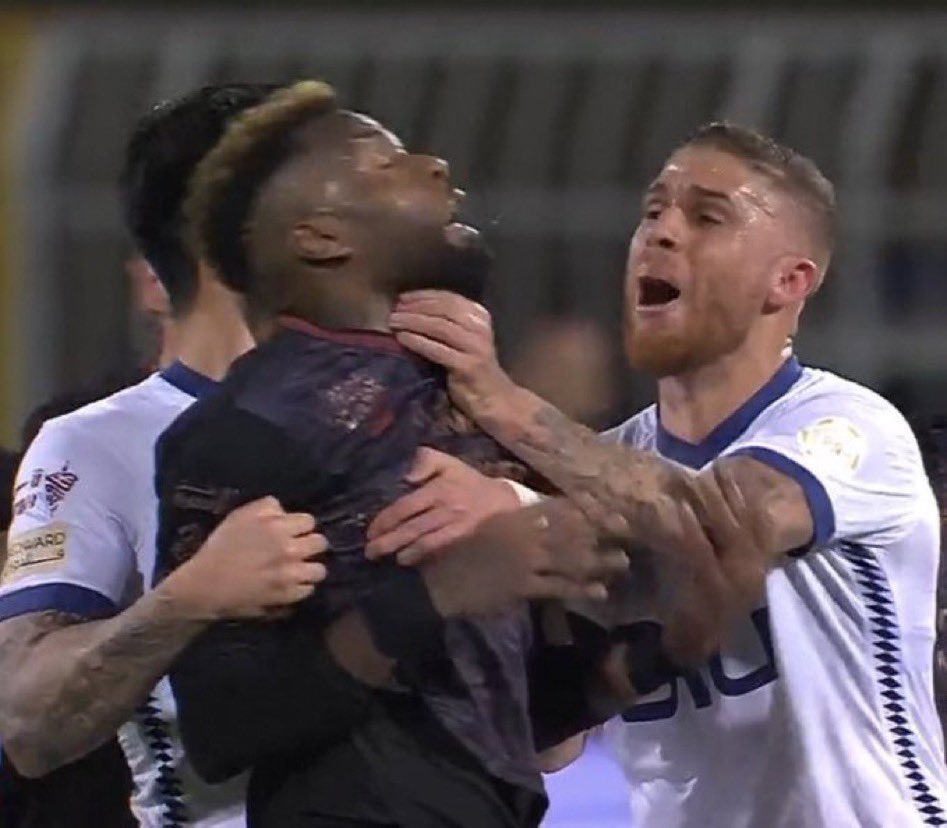 واحد يمسكها من ورى والثاني يخنق فضيحه مدويه#لجنه_الانضباط_هل_تعاقب_كويلار