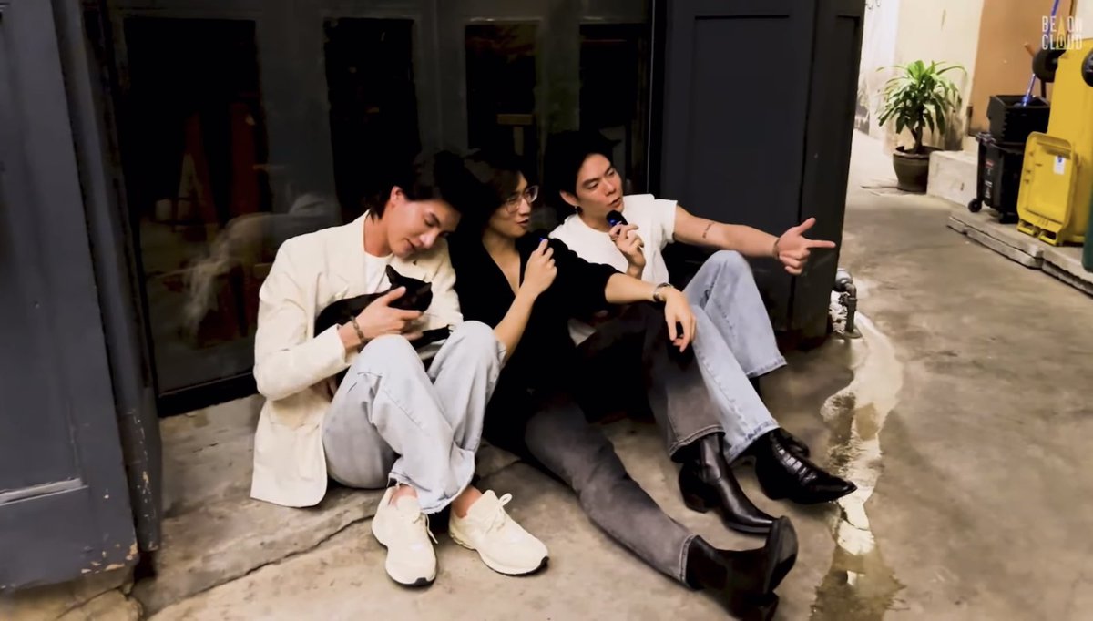 kp_fanclubuy's tweet photo. Nodt y Bible terminando el vlog porque Tong se distrajo con el michi 🐈⬛
No lo voy a juzgar porque perfectamente podría ser yo 😂
Wan(der) day con Tong disponible en YouTube
🔗 https://t.co/9F1GN381un
#WanDayXTong #Tongthk #BibleWichapas #NodtNutthasid https://t.co/3bUtIEUkWD