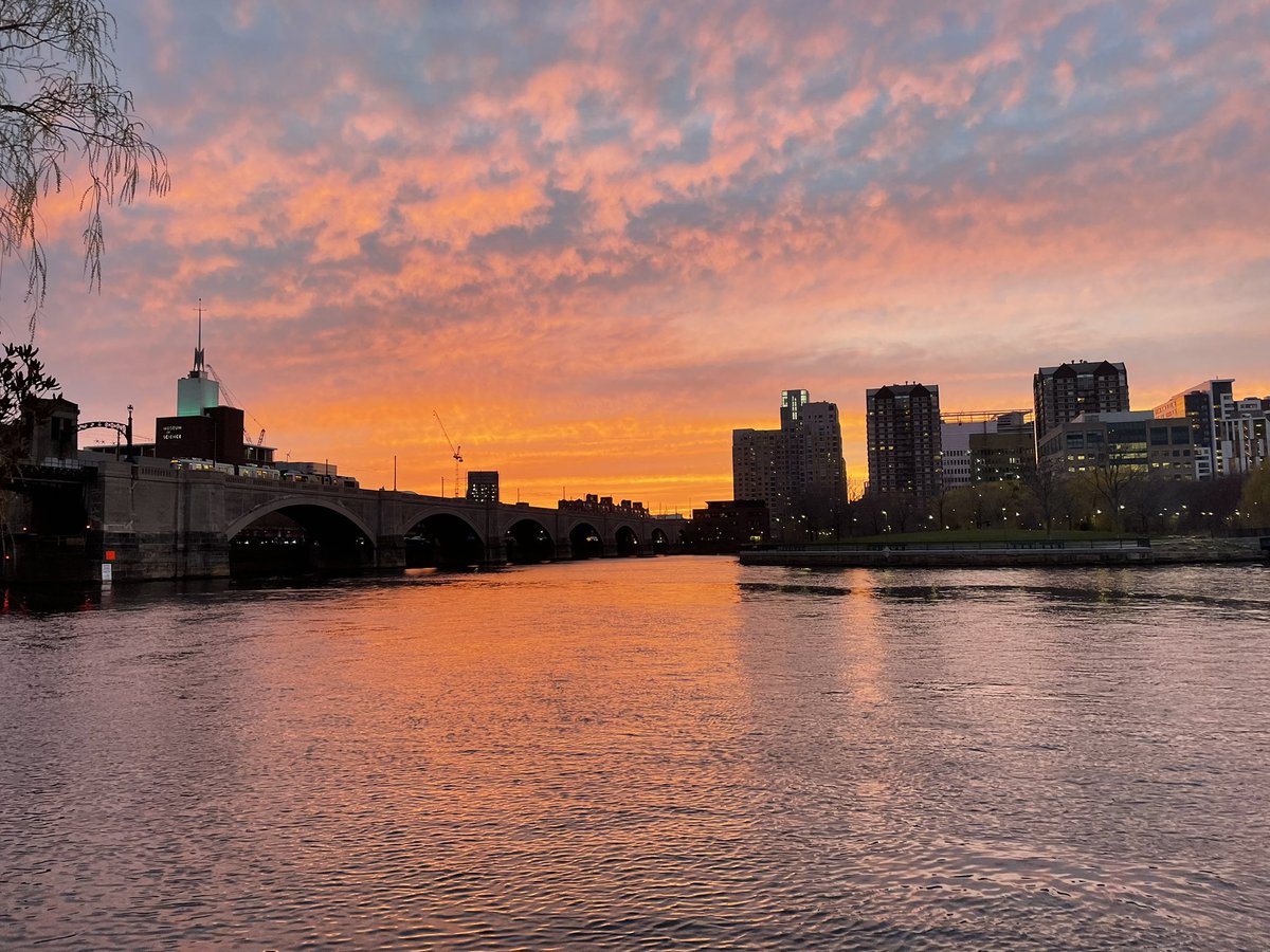 Jbukow2's tweet image. Friday evening views along the Charles in Boston. @ericfisher @Eweather13
