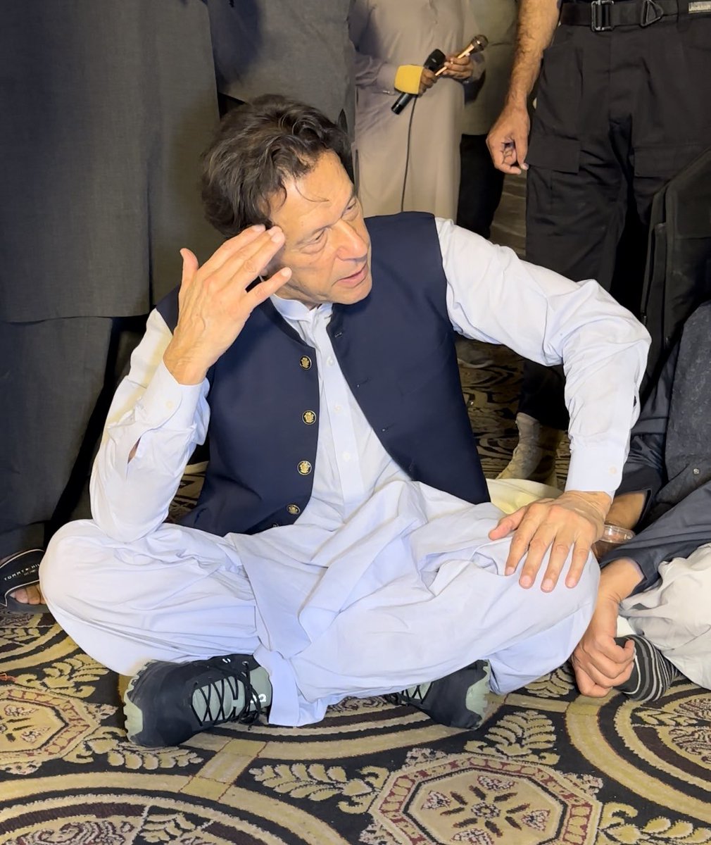 پاکستان کی شان 
پاکستانیوں کی جان 
مرشد عمران خان