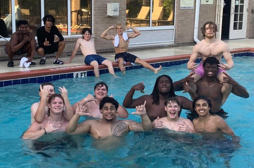 Palm Coast the Knights are here!!! Ready to take on the toughest Region in the state 17 lifters deep. #GDTBAK <a href="/OHSKnightsFB/">Oakleaf HS Football</a> <a href="/OHS_TF_/">Oakleaf Track & Field</a> <a href="/Oakleaf_Ath/">Oakleaf HS Athletics #KnightNation</a> <a href="/OHS_Wrestle/">Oakleaf High School Wrestling</a>