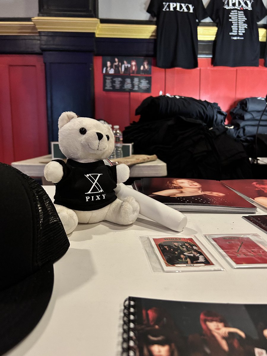 LeoPresents's tweet photo. hanging out at the merch table, come visit me 🧸 #PIXY #픽시 #WINXY #TOUR #DIA #LOLA #DAJEONG #SUA #RINJI #TOURMERCH #PIXYTOUR #KarmaIsABTour #PixyInPortland https://t.co/m0sZ3kTizQ