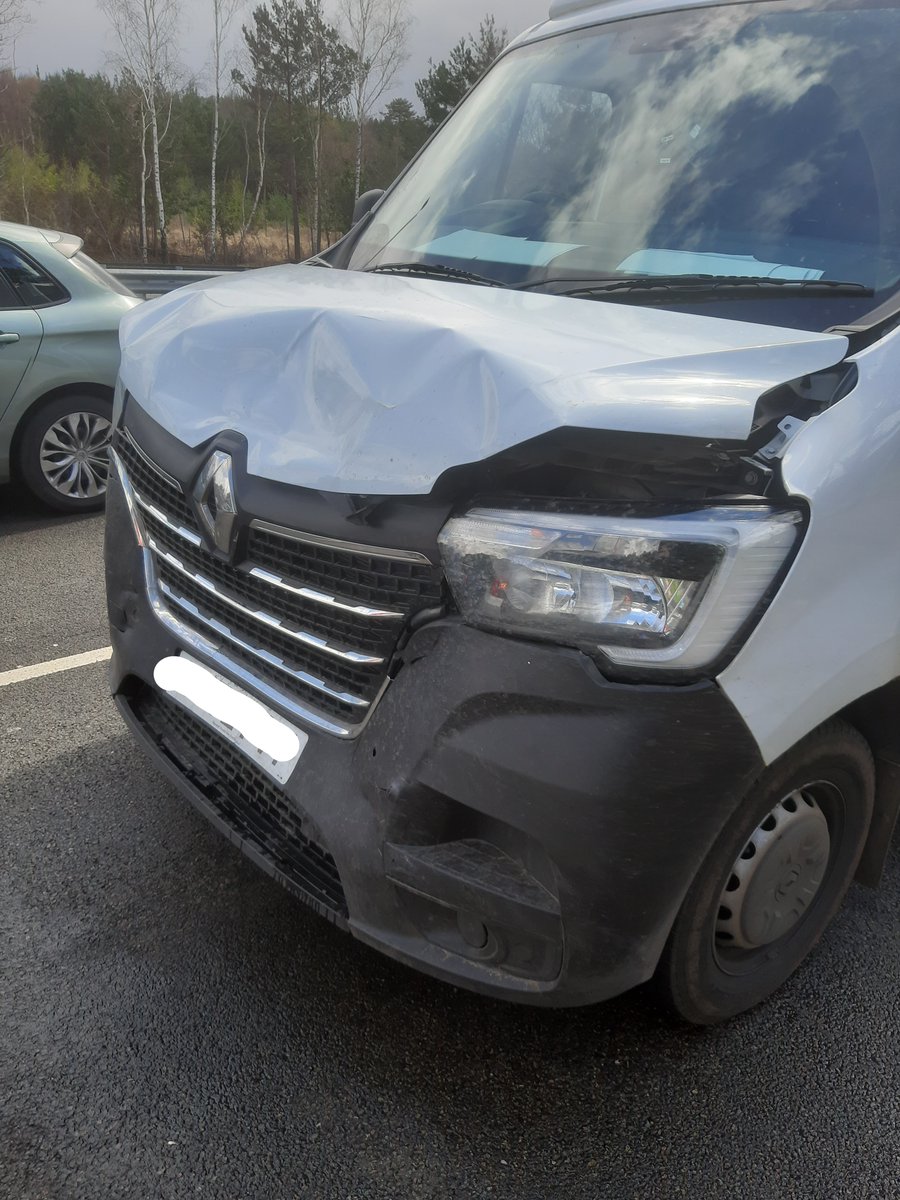 tvprp's tweet photo. 3 vehicle RTC in Bracknell. The driver of this van failed to notice the 2 stationary cars at a red traffic light. His roadside breath reading of 104 probably explains why. He also "forgot" to wear his seatbelt. A lengthy ban is imminent
#ttbshift
#p6081 https://t.co/CcsXhS4Kci