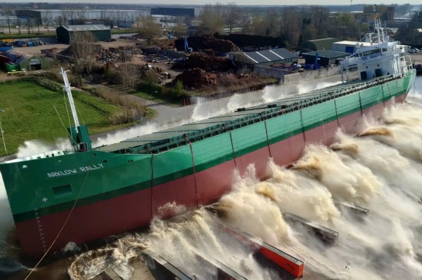 PortalPortuario's tweet photo. Botan dos barcos paralelamente en astilleros en Groningen - https://t.co/kptjPQkC4e #RoyalBodewes #ArklowShipping #FerusSmit https://t.co/tnXtFuGwwQ