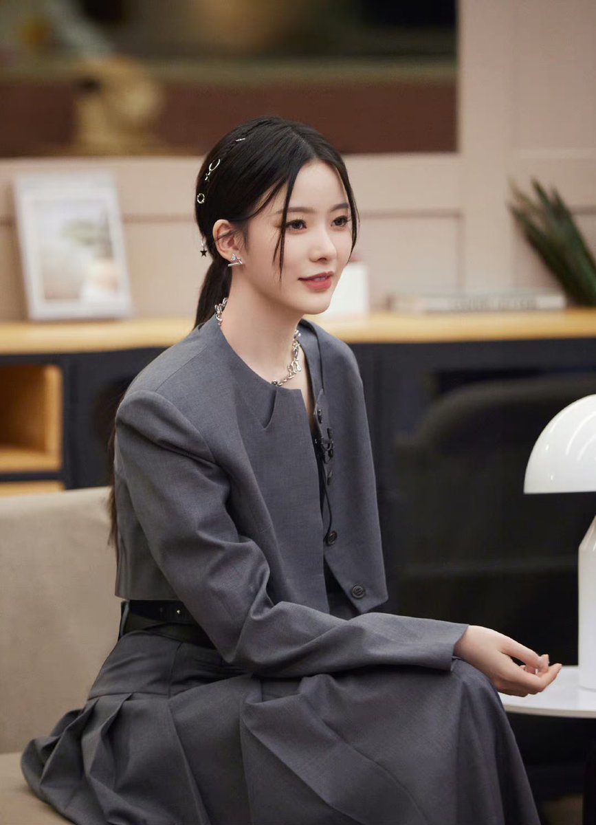 230330 – Chen Zhuoxuan Studio Weibo Update 

‘灰色调彰显干练利落，低马尾展露内敛飒爽。和@陈卓璇 一起溢满温柔，聆听美乐。’

#陈卓璇 #ChenZhuoxuan