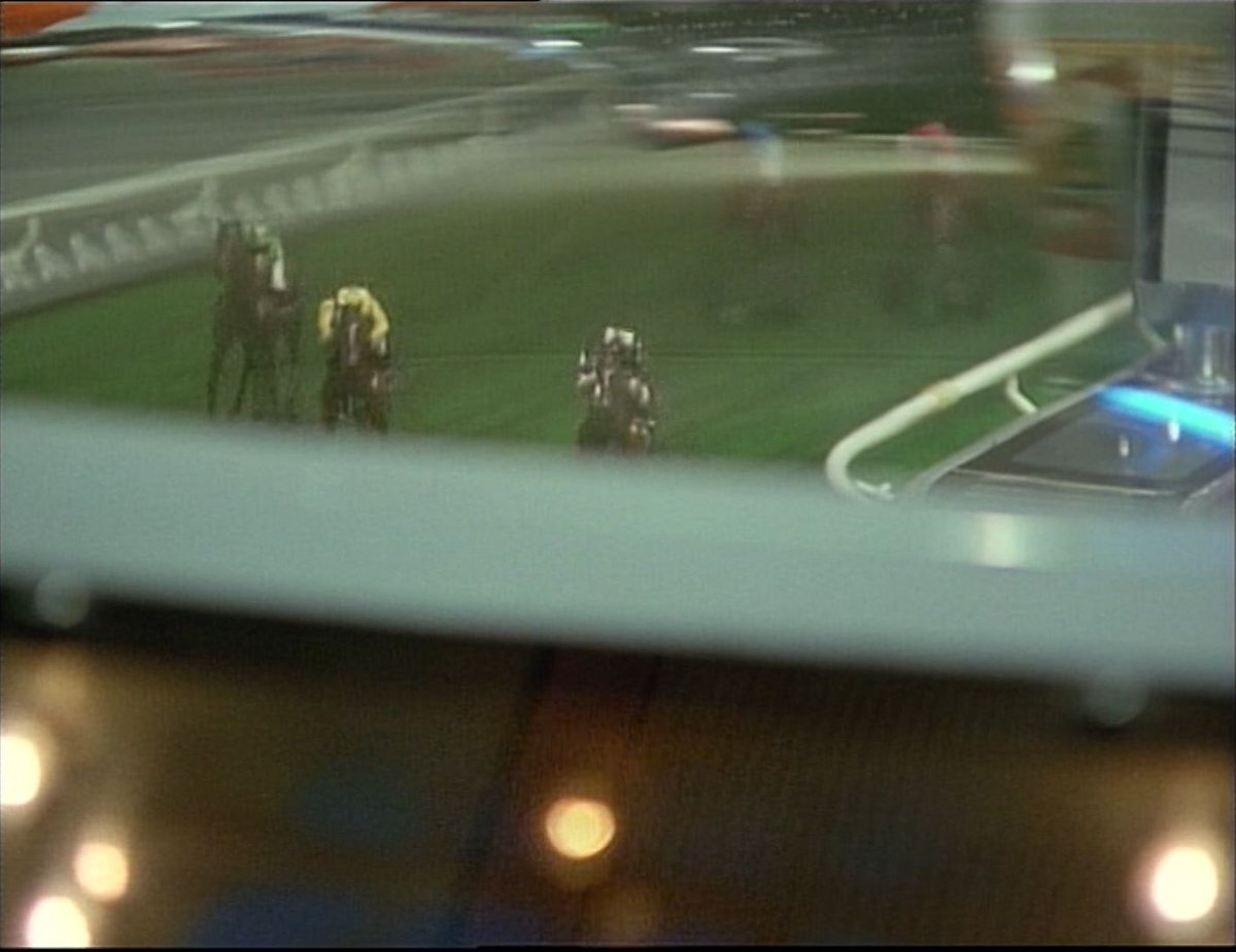 90年代のゲームセンター。メダルゲームも多くワールドダービーやスロット、アストロシティ筐体はスポーツゲームが多く見える。都内のセガ系ロケと思われる。  ドラマ「さすらい刑事旅情編(IV)」22話より(1992年) #テレビの中のゲーセン