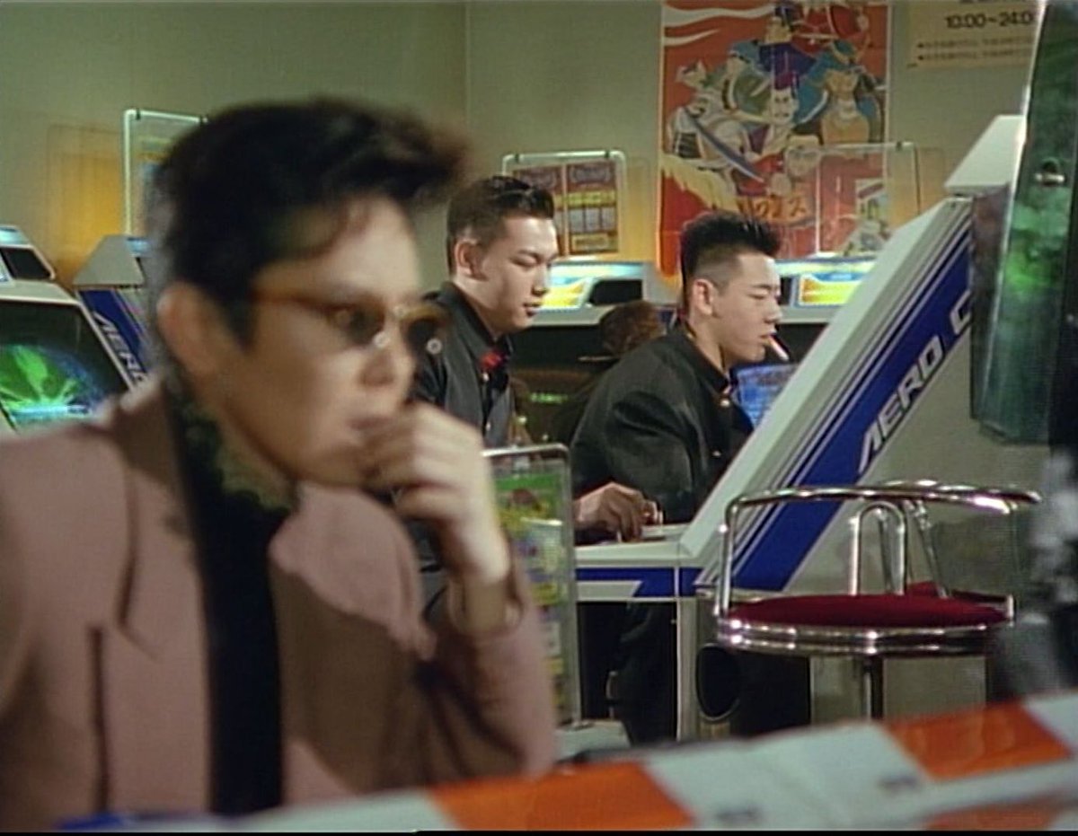 90年代のゲームセンター。メダルゲームも多くワールドダービーやスロット、アストロシティ筐体はスポーツゲームが多く見える。都内のセガ系ロケと思われる。  ドラマ「さすらい刑事旅情編(IV)」22話より(1992年) #テレビの中のゲーセン