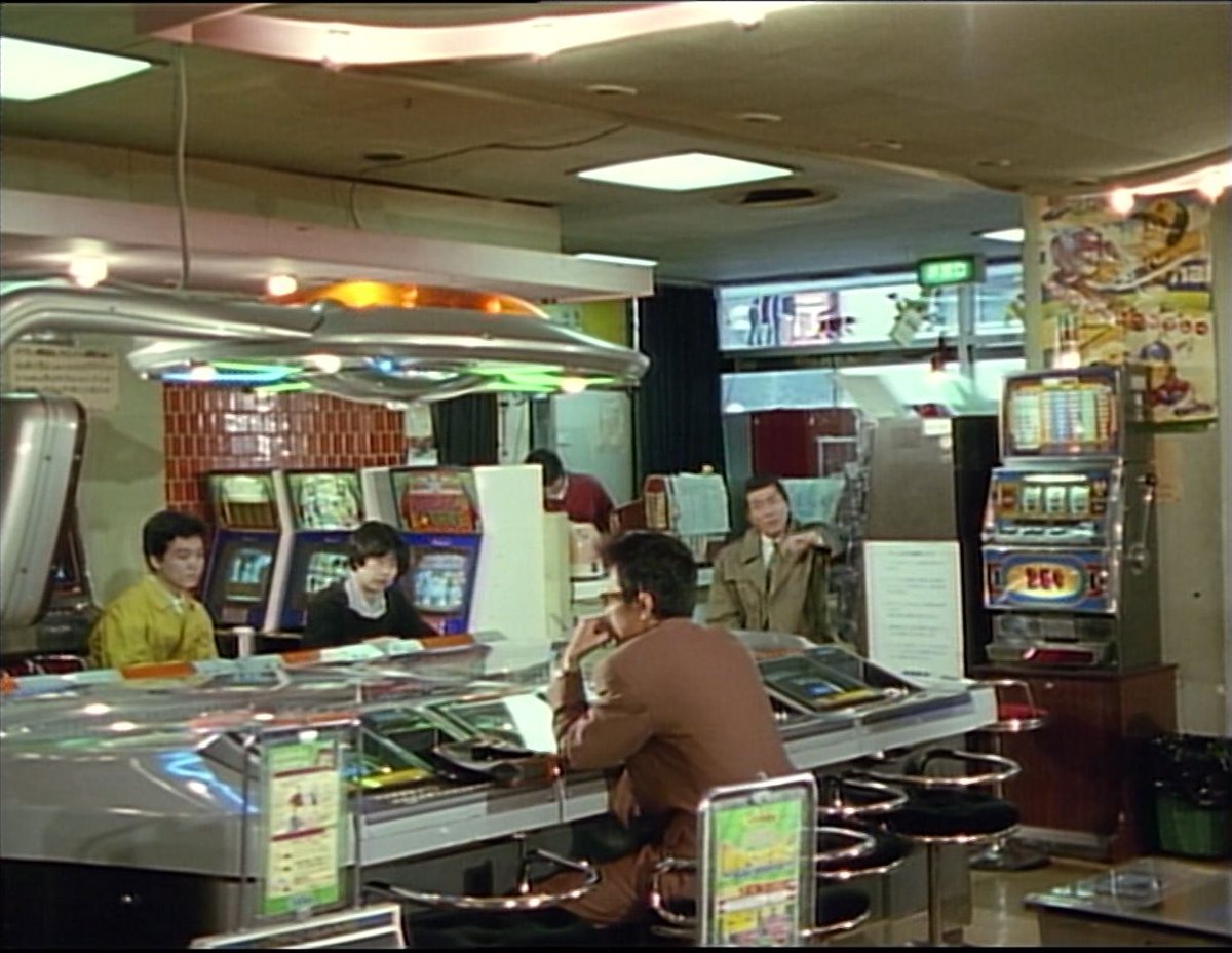 90年代のゲームセンター。メダルゲームも多くワールドダービーやスロット、アストロシティ筐体はスポーツゲームが多く見える。都内のセガ系ロケと思われる。  ドラマ「さすらい刑事旅情編(IV)」22話より(1992年) #テレビの中のゲーセン