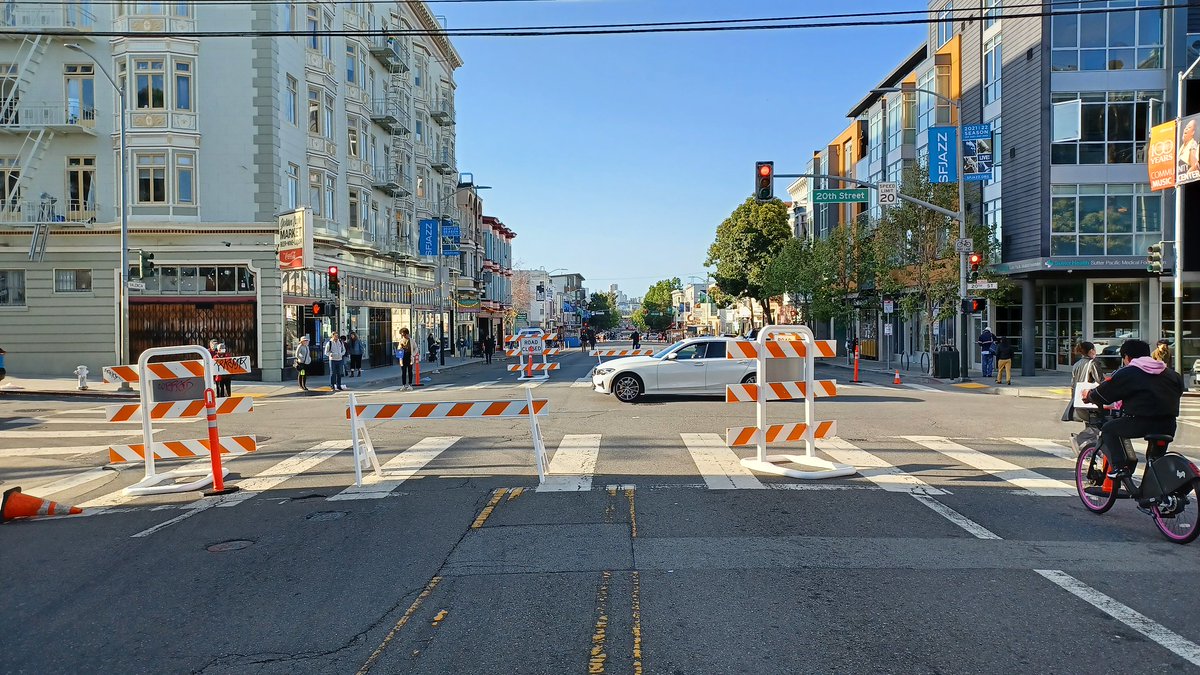 Despite mixed public reviews, the San Francisco Municipal Transportation Agency is moving forward with piloting a center-running bikeway along parts of Valencia Street.sfbayca.com/2023/04/06/val… via @Jerold_Chinn @SFBay