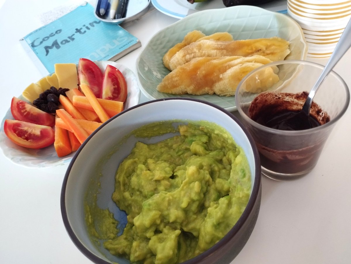 Coco___Martin's tweet photo. アボカド考察🥑
ちょい酸っぱい香り
ダメな証拠death🥹
見た目良いケド
水っぽさもあり😅
スキムミルクと混ぜ、
バナナに盛り🍌
「タブリヤ/純チョコ」
できあがり😚
🥑アウトで残念な😂
#アボカド #バナナ #スキムミルク #純チョコ #海外生活 #Tableya #証拠 #森のバター https://t.co/L3AEb4XyQb