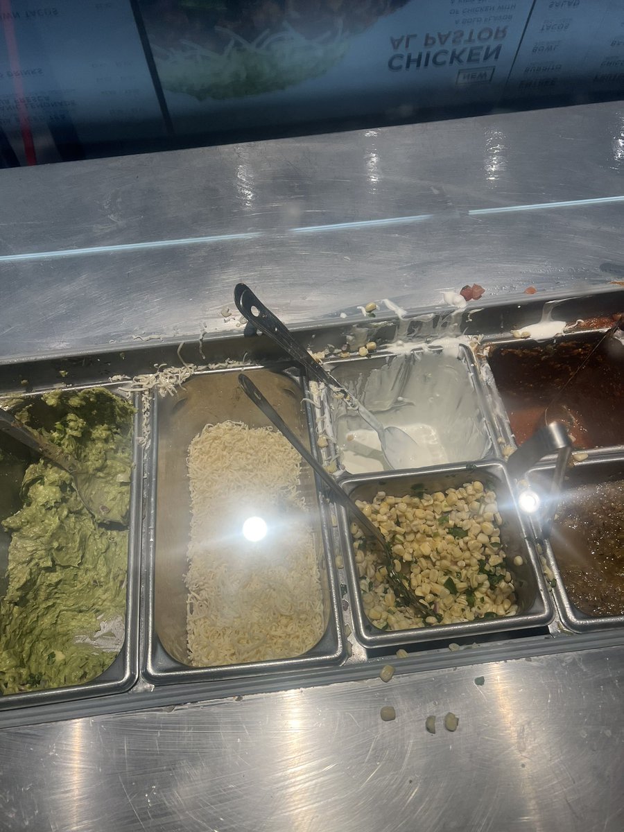 MISS_FREAK_ME's tweet photo. @ChipotleTweets  run me my money back because this anit it ! https://t.co/4uzcjjryN2