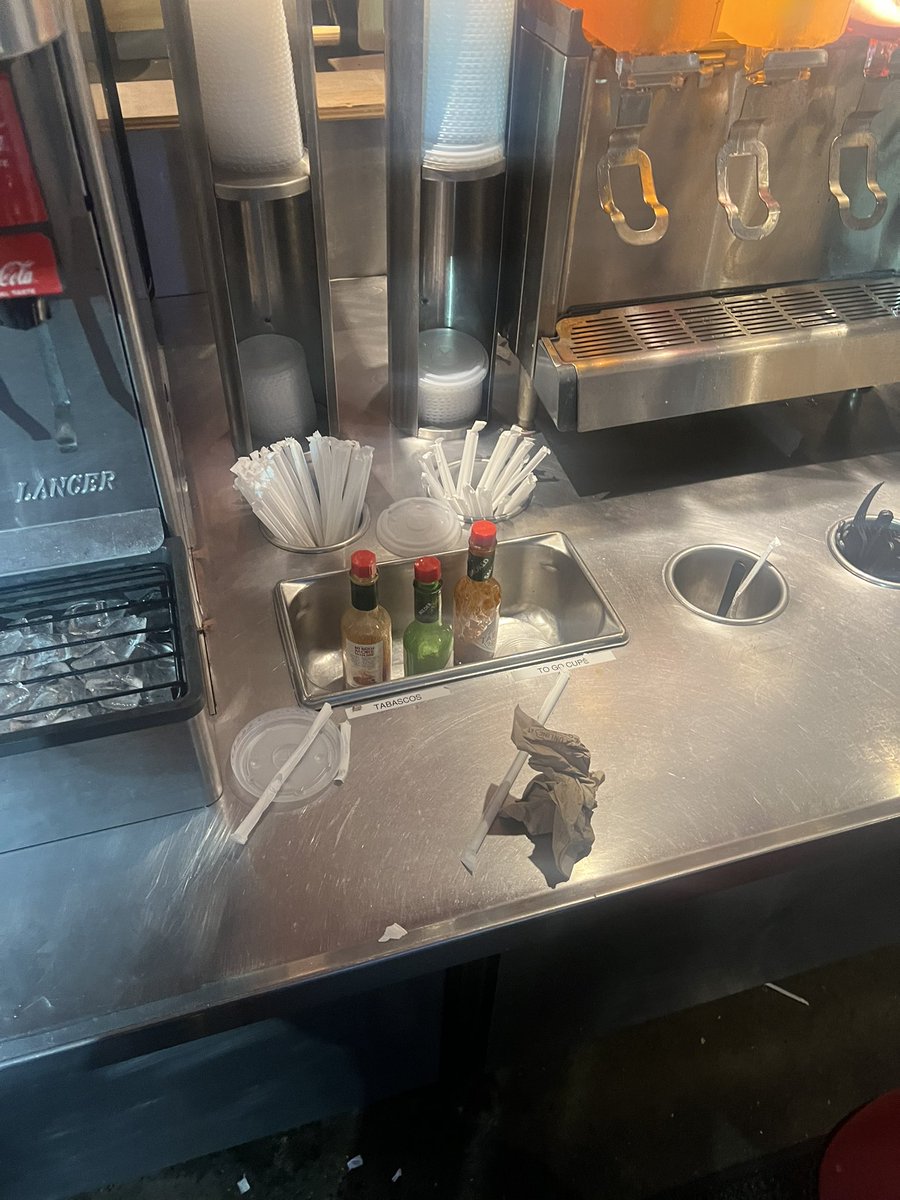 MISS_FREAK_ME's tweet photo. @ChipotleTweets  run me my money back because this anit it ! https://t.co/4uzcjjryN2