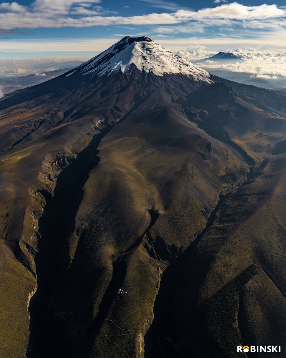 Robinski__'s tweet photo. Cotopaxi cara sur desde el aire. 

En la parte baja de la foto apetece un puntito que resulta ser el Refugio sur, más arriba el Morurco y el Antisana a contraluz también.

@sonylatin @SonyAlpha https://t.co/KJaFbhx1ko