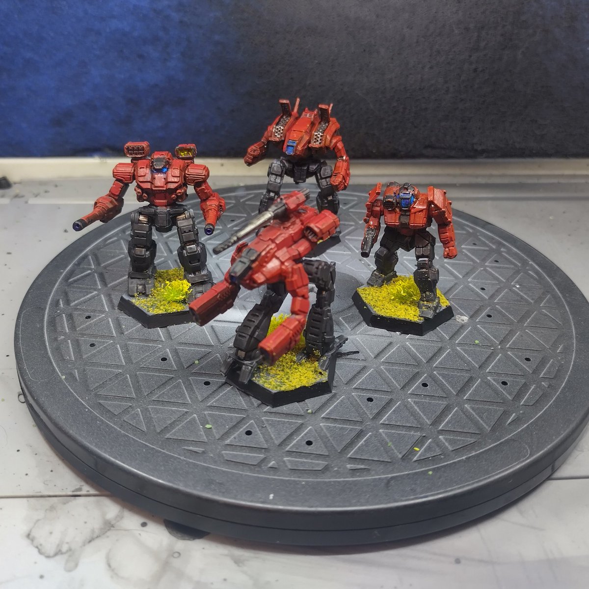 The Red Hunters are ready to crush those rebellious fools. 
#battletech #battletechminiatures #catalystgamelabs #citadelcontrast #armypainter #miniaturepainting #warmongers