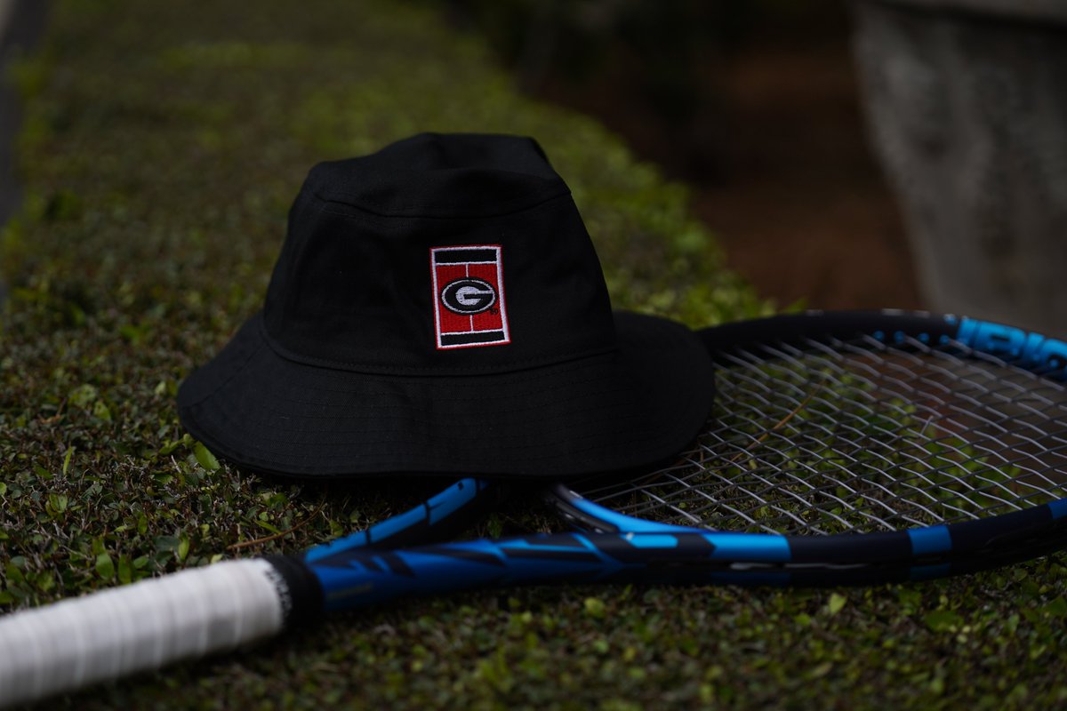 UGAWomensTennis's tweet photo. Want a bucket hat? Be one of the first 2⃣5⃣0⃣ fans to #FillMagill on Sunday at 1 p.m. and cheer on the Seniors!
#⃣5⃣ Georgia 🆚 #⃣1⃣7⃣ Florida
#GoDawgs https://t.co/KoKUsVXqbi