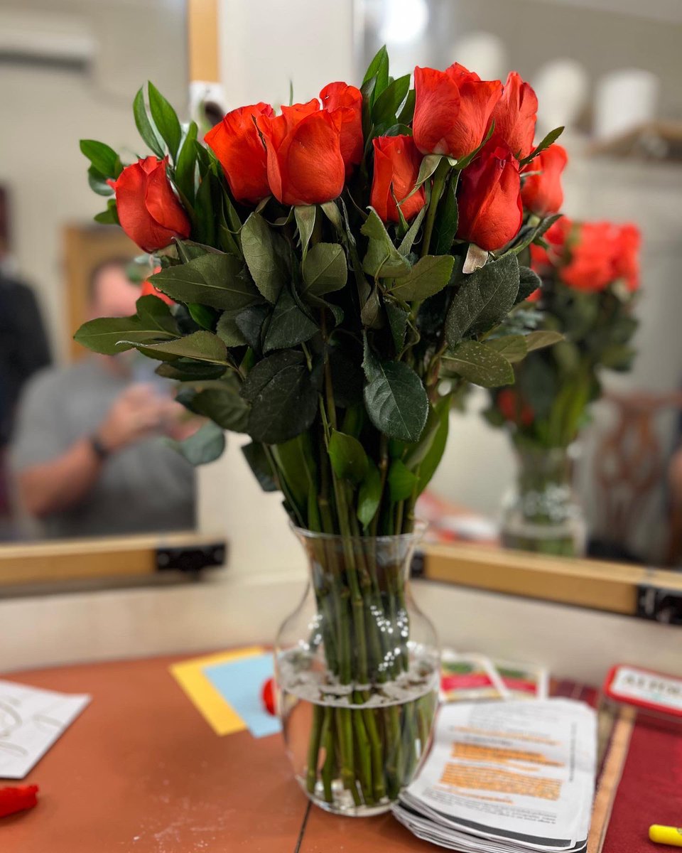 MtnMack's tweet photo. It’s opening night of THE CAKE y’all and we know what I’m here for…!
Much love to Whit and the family for these beautiful flowers, and a a pat on the back for what I thought was the perfect owning night gift for a Southern play covered in Buttercream. Thanks @DollyParton :) https://t.co/Yk6NjaDzsS