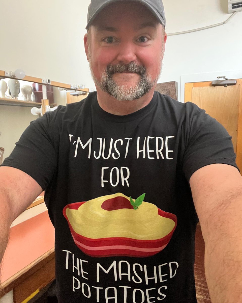 MtnMack's tweet photo. It’s opening night of THE CAKE y’all and we know what I’m here for…!
Much love to Whit and the family for these beautiful flowers, and a a pat on the back for what I thought was the perfect owning night gift for a Southern play covered in Buttercream. Thanks @DollyParton :) https://t.co/Yk6NjaDzsS