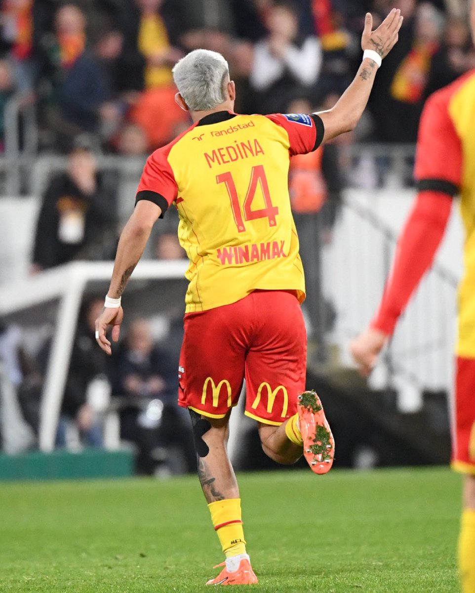 🇦🇷 Facundo Medina convirtió gol en la victoria del #Lens por 2-1 ante el #Strasburgo por la #ligue1.
#LigaFrancesa #FacundoMedina