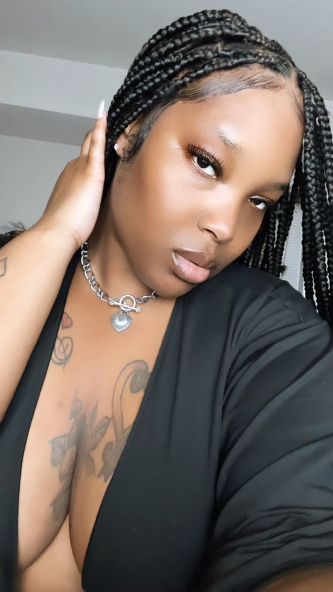 MimiiStallion's tweet photo. #Babyhairs appreciation since that’s my nigga fav feature on me 🙈😍🥹 https://t.co/q3nDNRsc5F